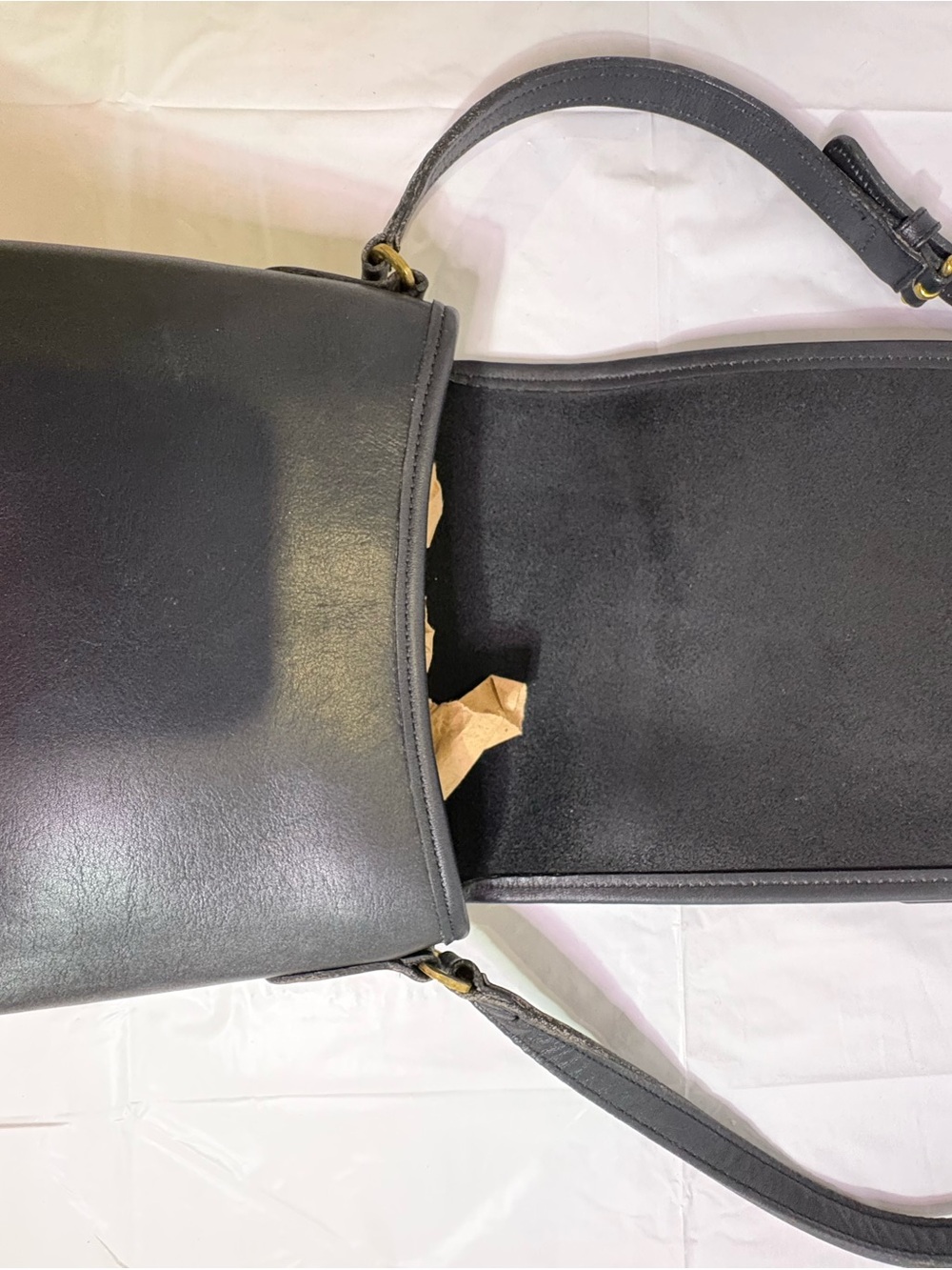Vintage Classic Black Leather Crossbody Bag with Gold Turn-Lock - Picture 7 of 10